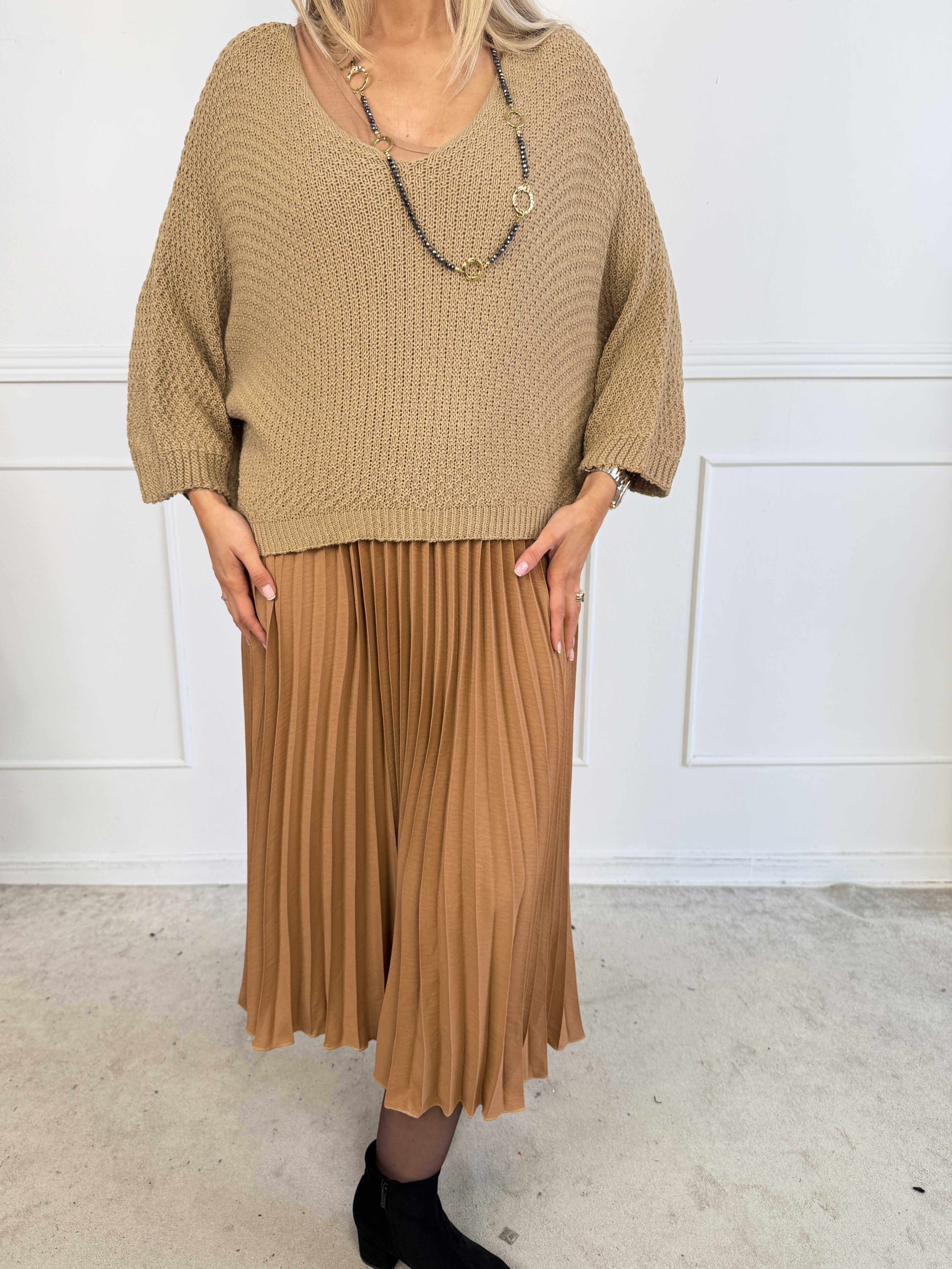 Nanna - Todelt plus size kjole i viskose med plisseret underdel og matchende strikbluse
